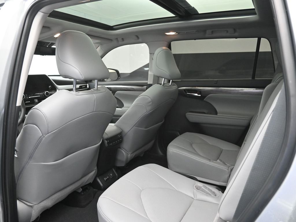 Used 2024 Toyota Highlander Platinum image 25