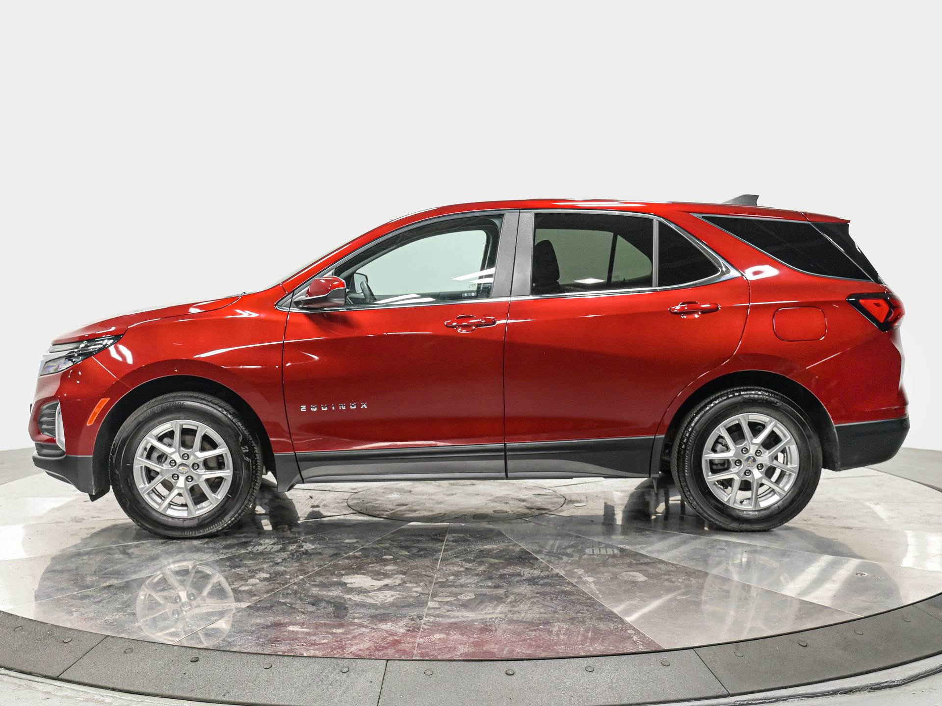 Used 2023 Chevrolet Equinox LT image 2