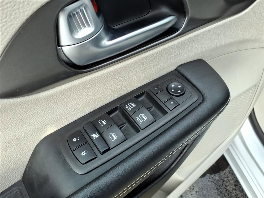 Used 2024 Chrysler Pacifica Touring-L FWD image 13
