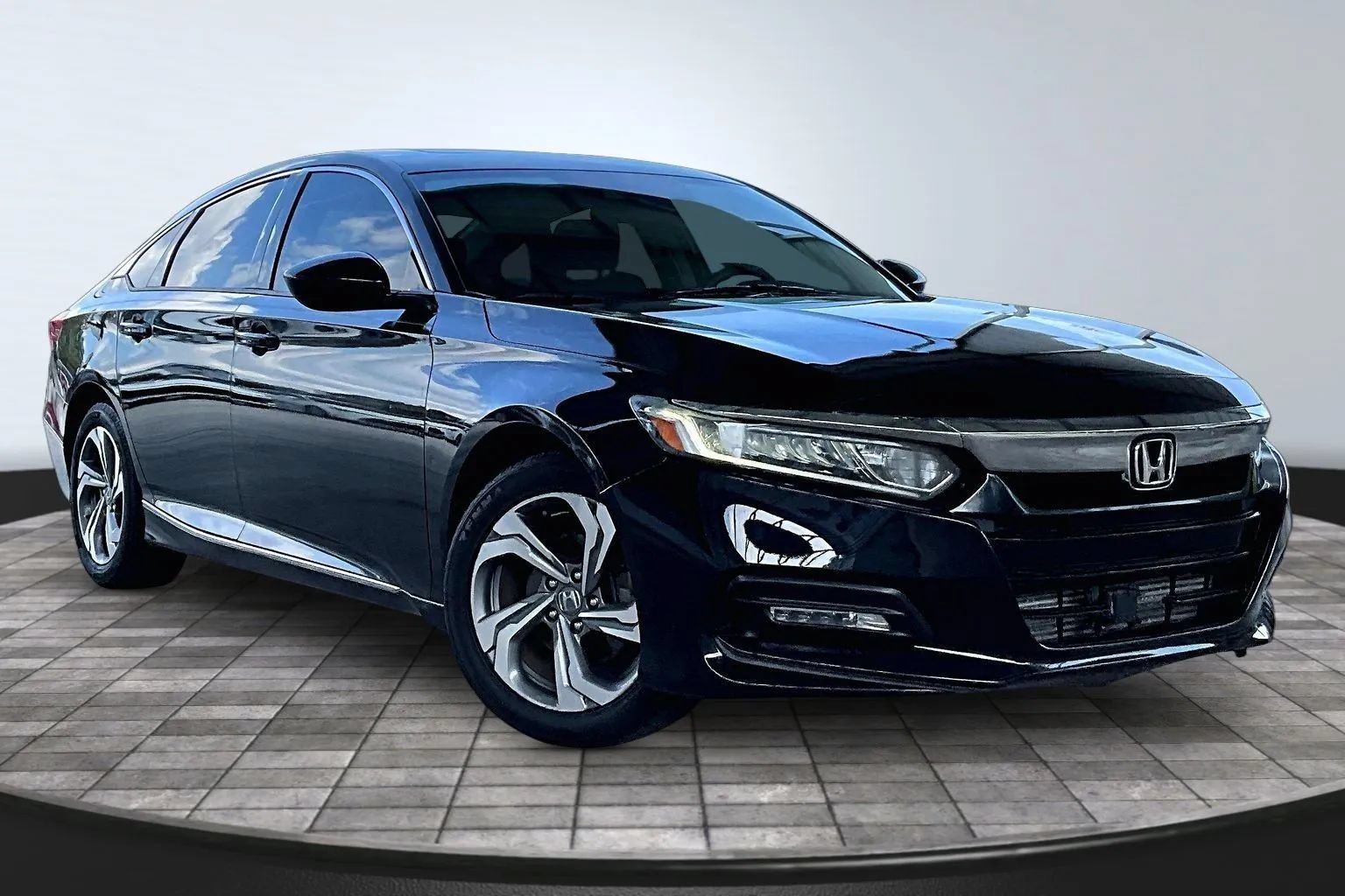 Used 2018 Honda Accord EX image 3
