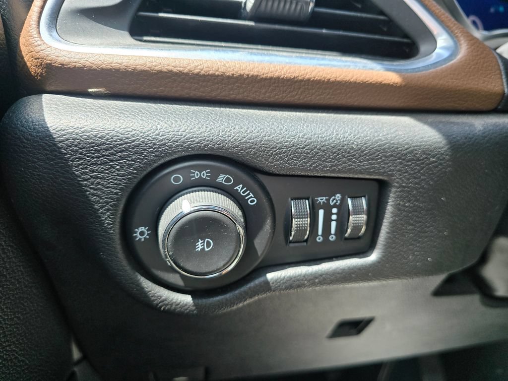 Used 2021 Chrysler Pacifica Limited w/ Premium & Safety Sphere Group FWD image 13