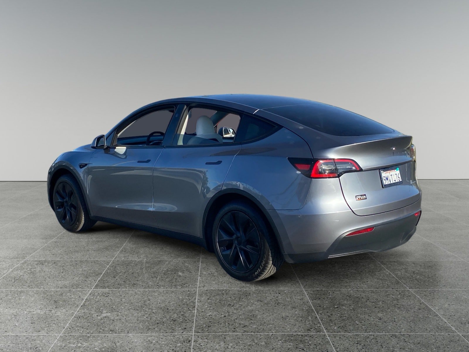 Used 2024 Tesla Model Y Long Range AWD/4WD image 3