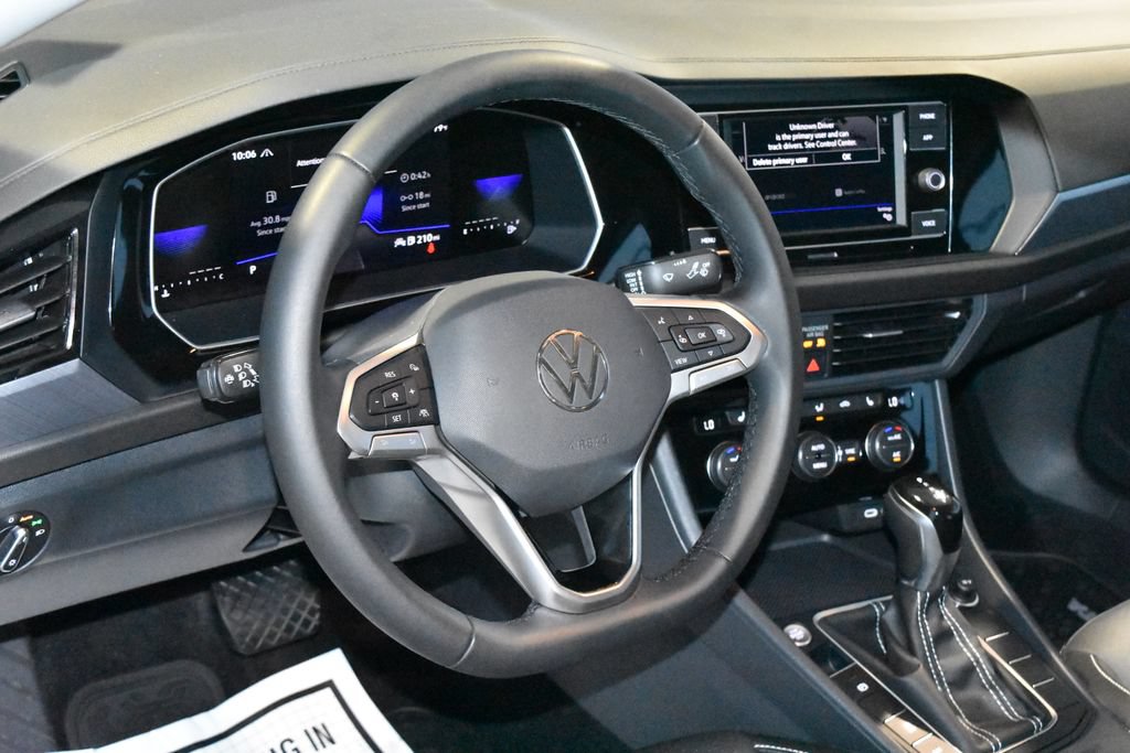Used 2024 Volkswagen Jetta SE FWD image 2