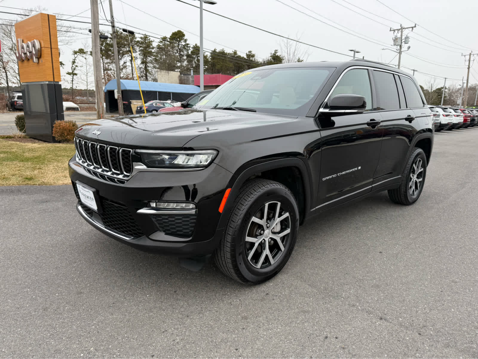 Used 2024 Jeep Grand Cherokee Limited image 3