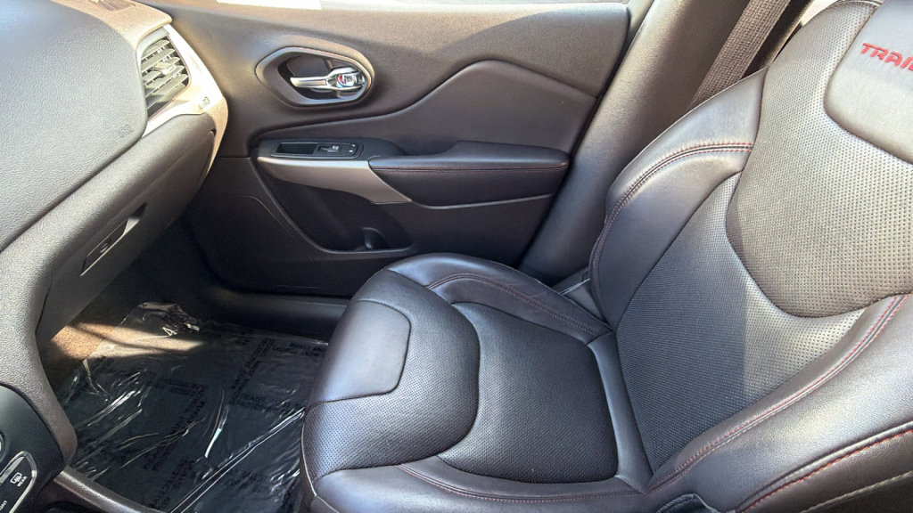 Used 2017 Jeep Cherokee Trailhawk image 12
