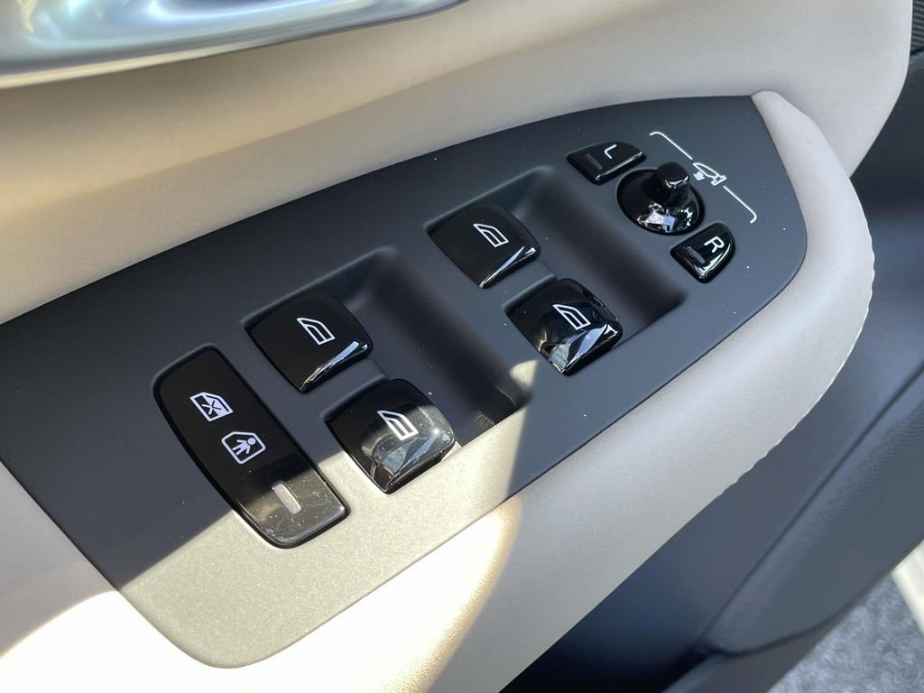 New 2026 Volvo XC90 B6 Plus w/ Protection Package Premier image 7