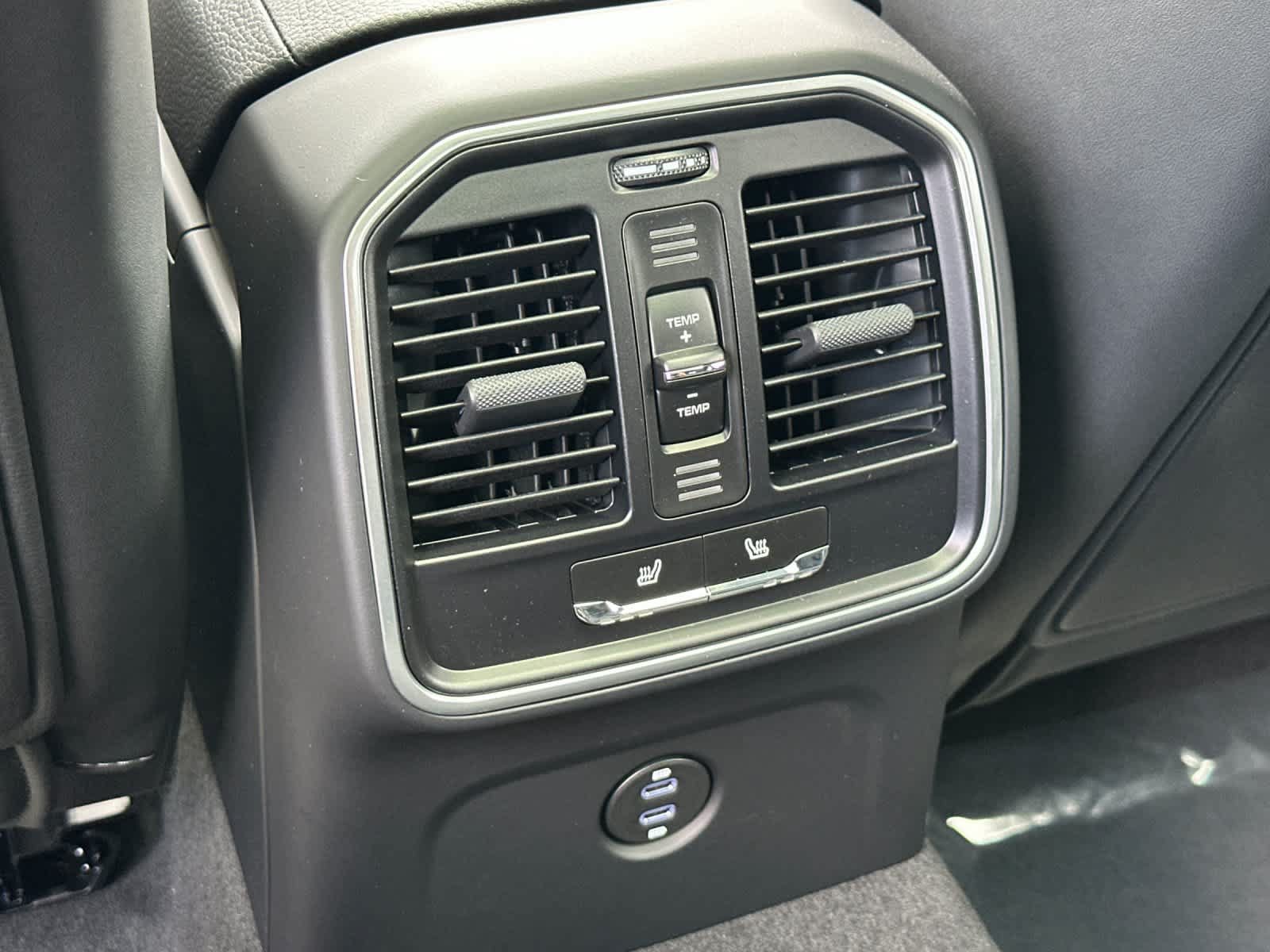 Certified 2025 Porsche Macan AWD/4WD image 14