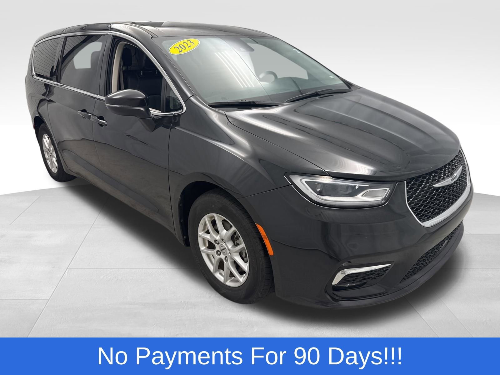 Used 2023 Chrysler Pacifica Touring-L FWD image 1