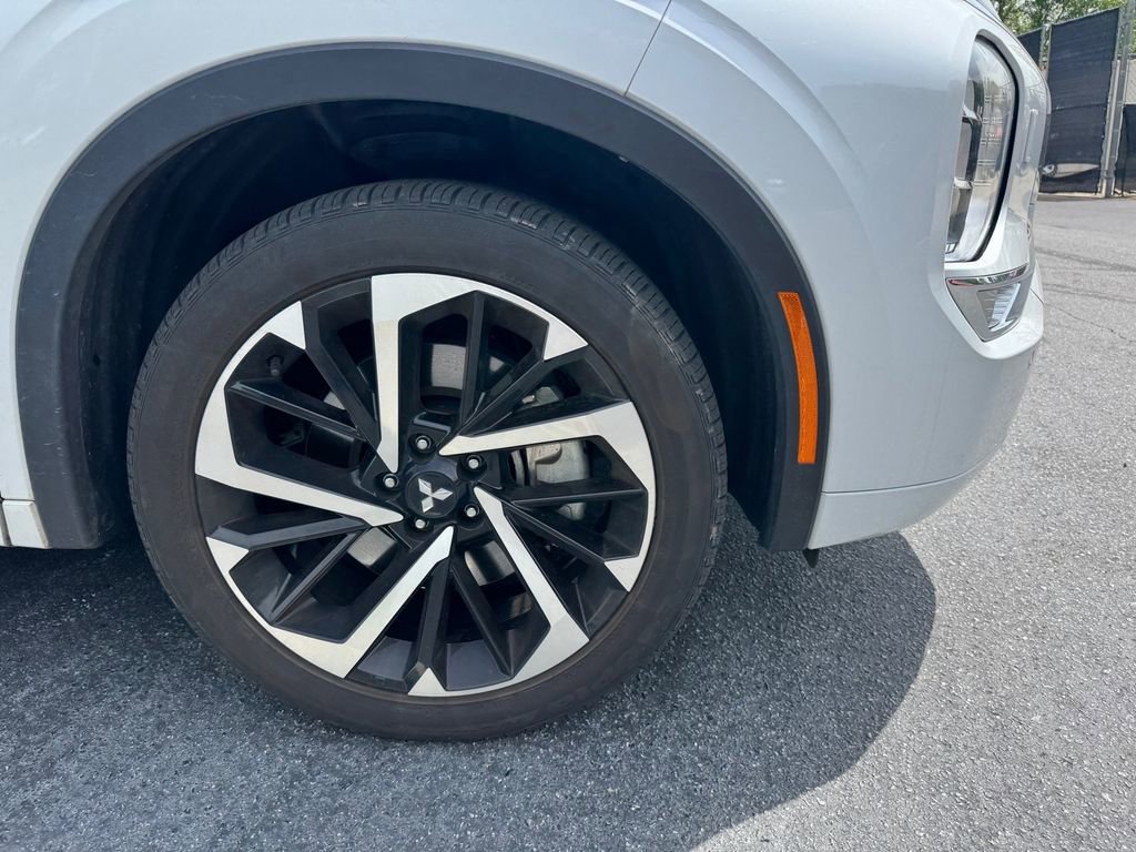 Used 2024 Mitsubishi Outlander SEL image 2
