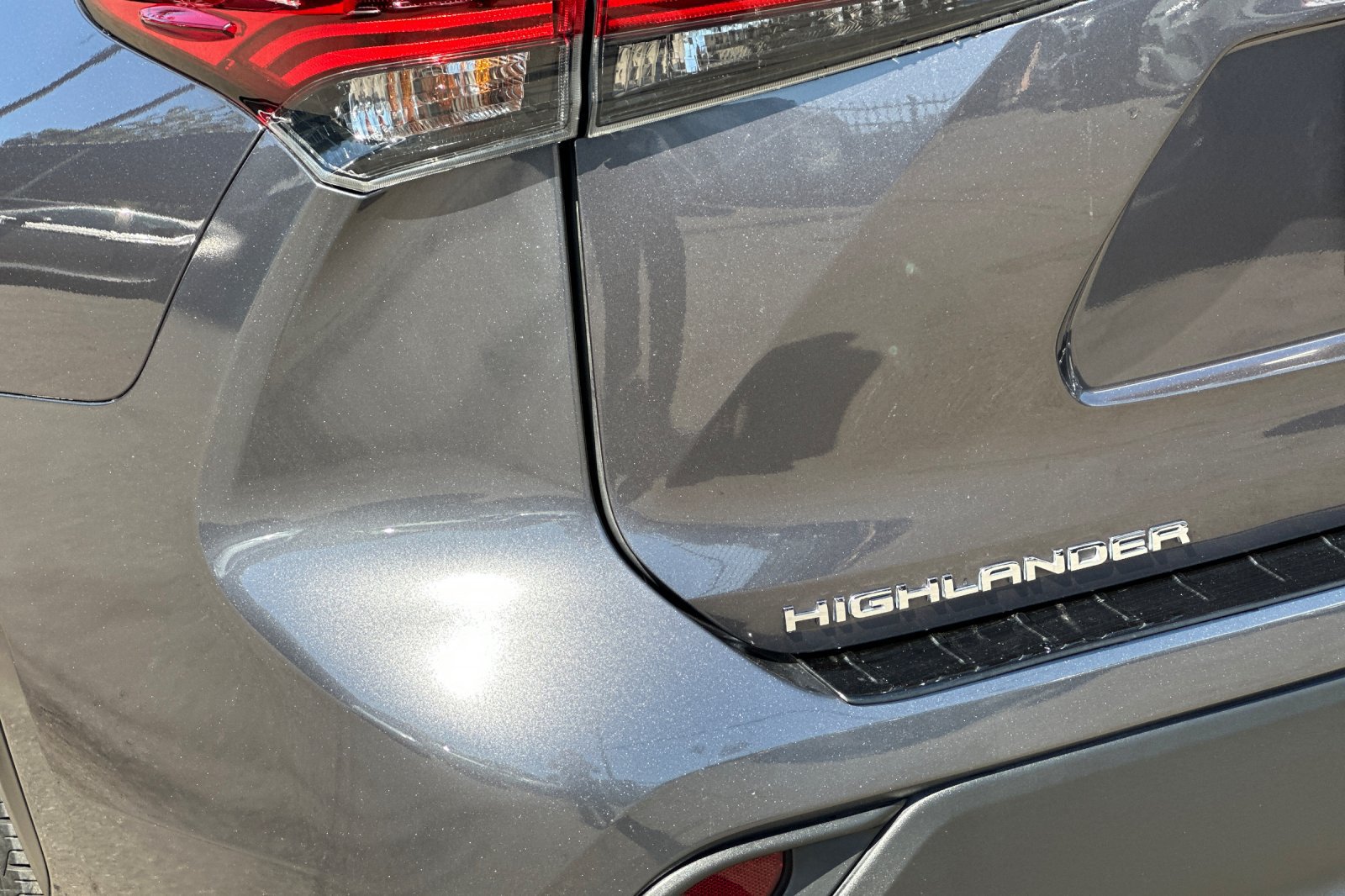 Used 2023 Toyota Highlander LE FWD image 29