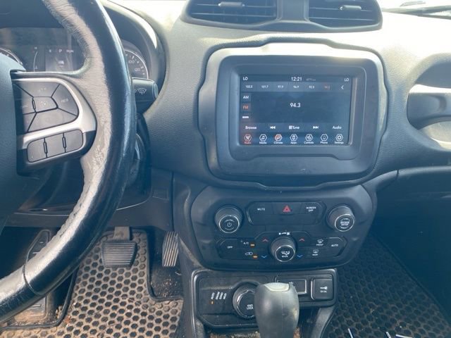 Used 2018 Jeep Renegade Latitude w/ Cold Weather Group image 12