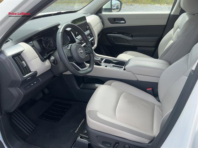 Used 2024 Nissan Pathfinder SL image 12