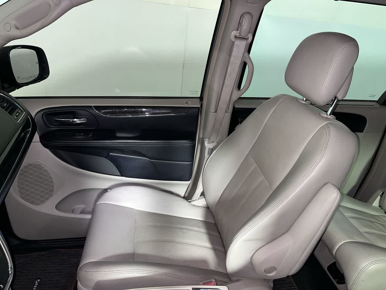 Used 2011 Chrysler Town & Country Touring-L w/ Entertainment Group #2 FWD image 26