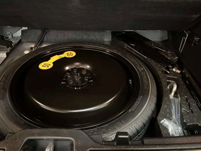 Used 2025 Volvo XC40 B5 Plus image 96