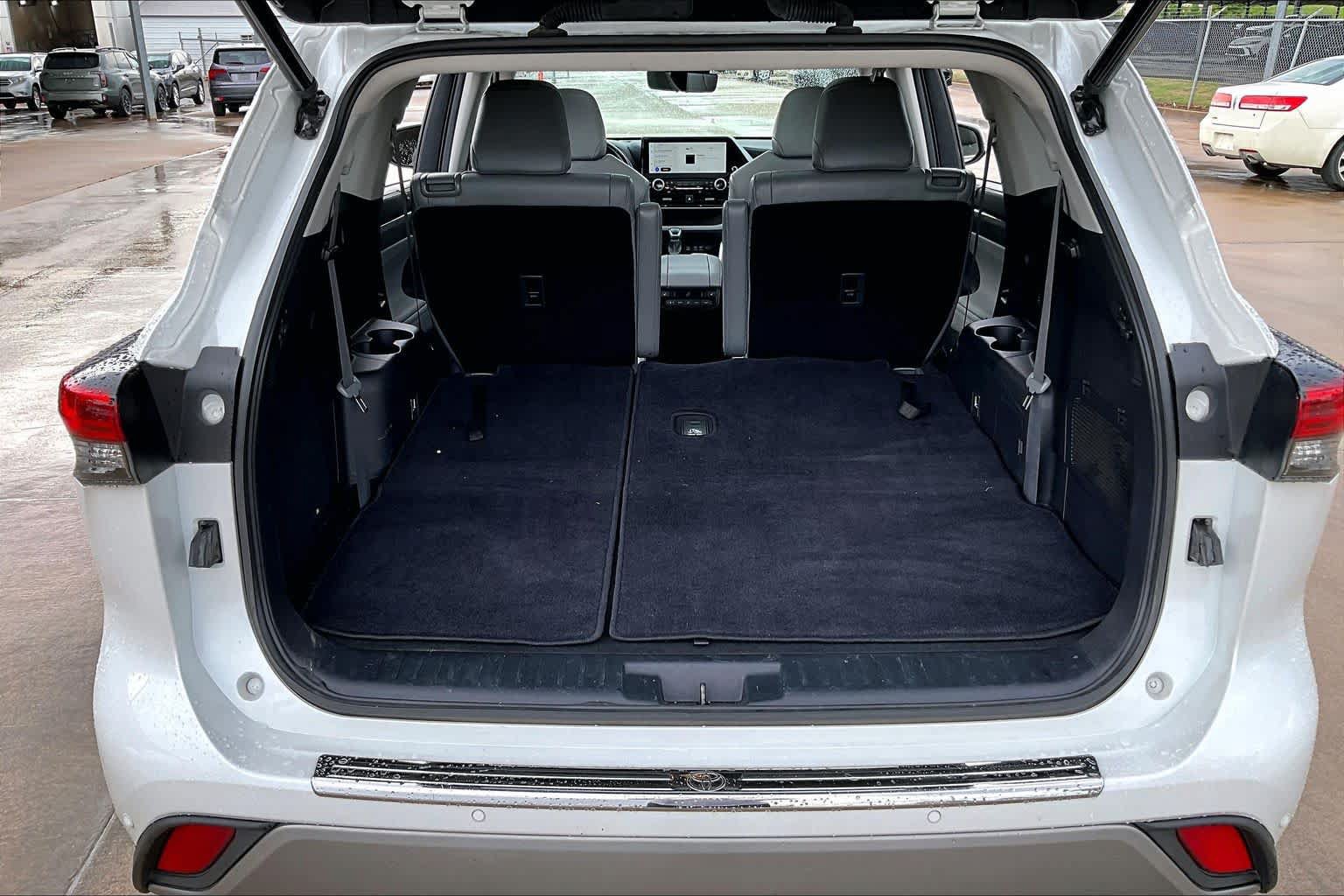 Used 2023 Toyota Highlander Platinum FWD image 32