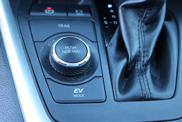 Used 2020 Toyota RAV4 LE w/ Carpet Mat Package AWD/4WD image 29