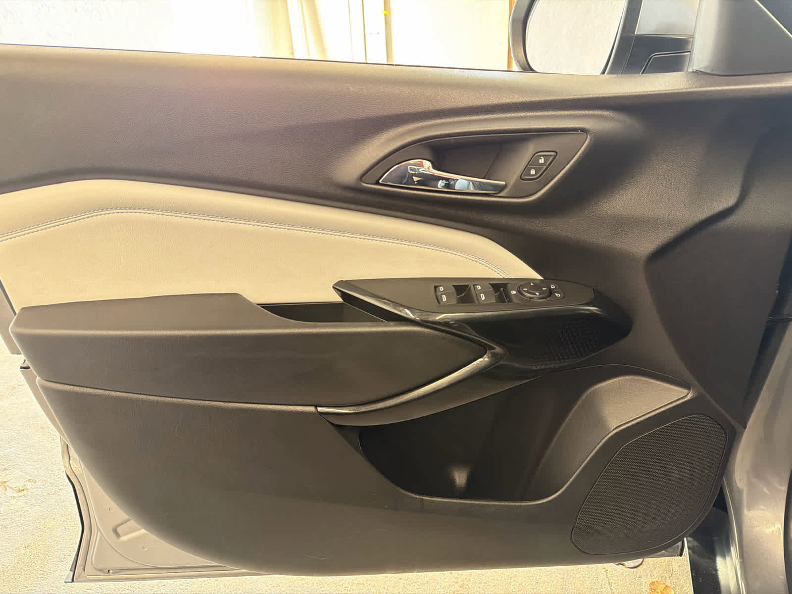 Used 2025 Chevrolet Trax LT w/ LT Convenience Package image 17