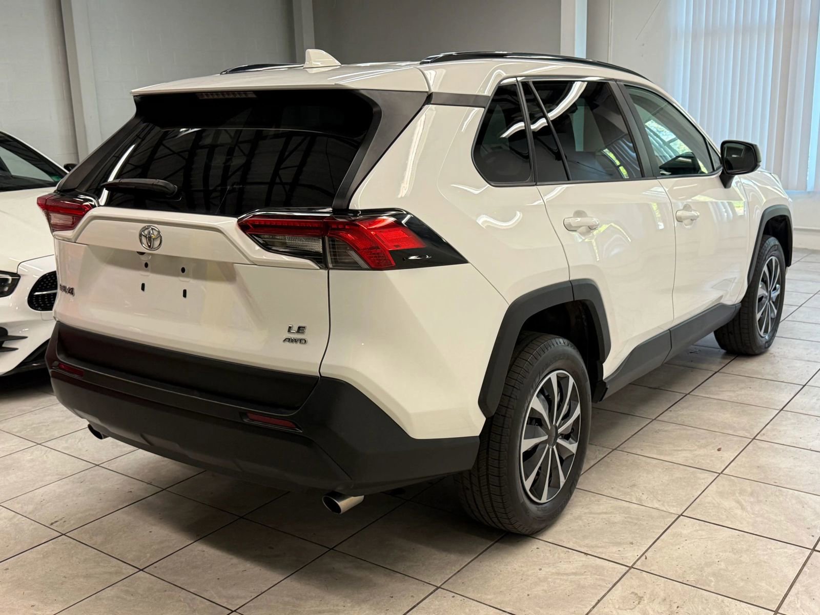 Used 2019 Toyota RAV4 LE w/ Carpet Mat Package AWD/4WD image 9