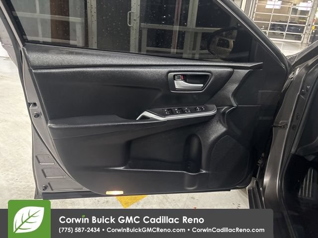 Used 2015 Toyota Camry SE w/ Moonroof Package FWD image 13