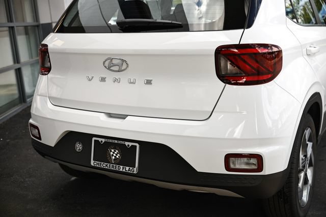Certified 2025 Hyundai Venue SEL FWD image 8