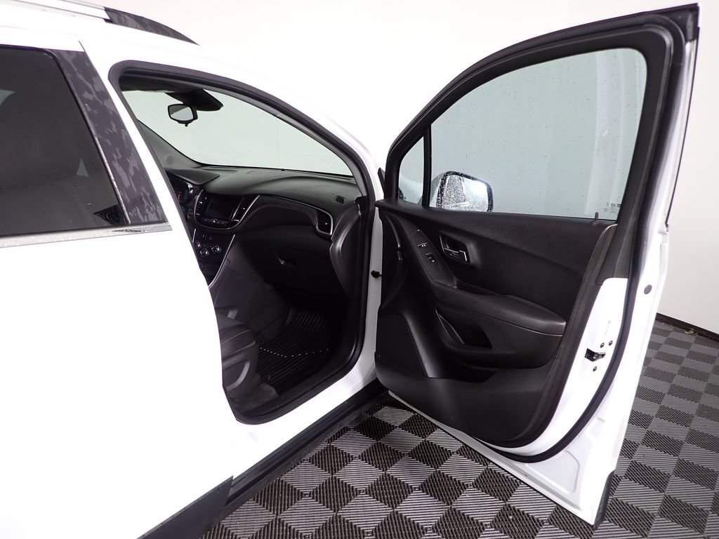 Used 2018 Chevrolet Trax LT w/ LT Convenience Package FWD image 34