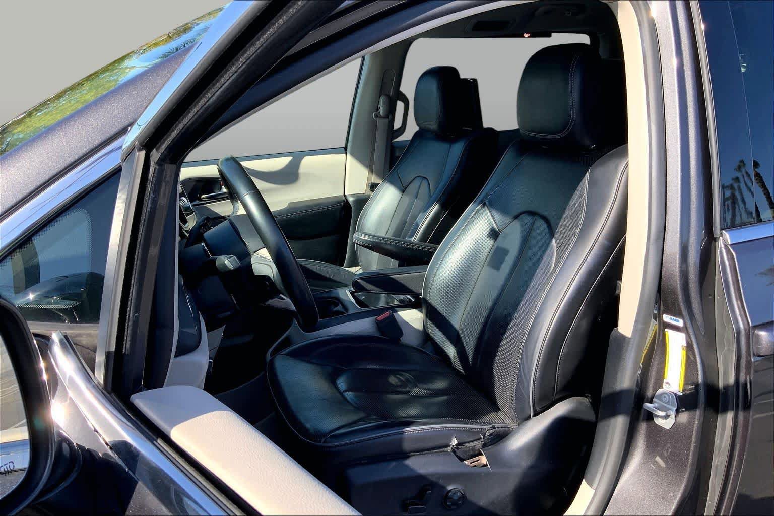 Used 2019 Chrysler Pacifica Limited w/ Advanced Safetytec Group FWD image 7