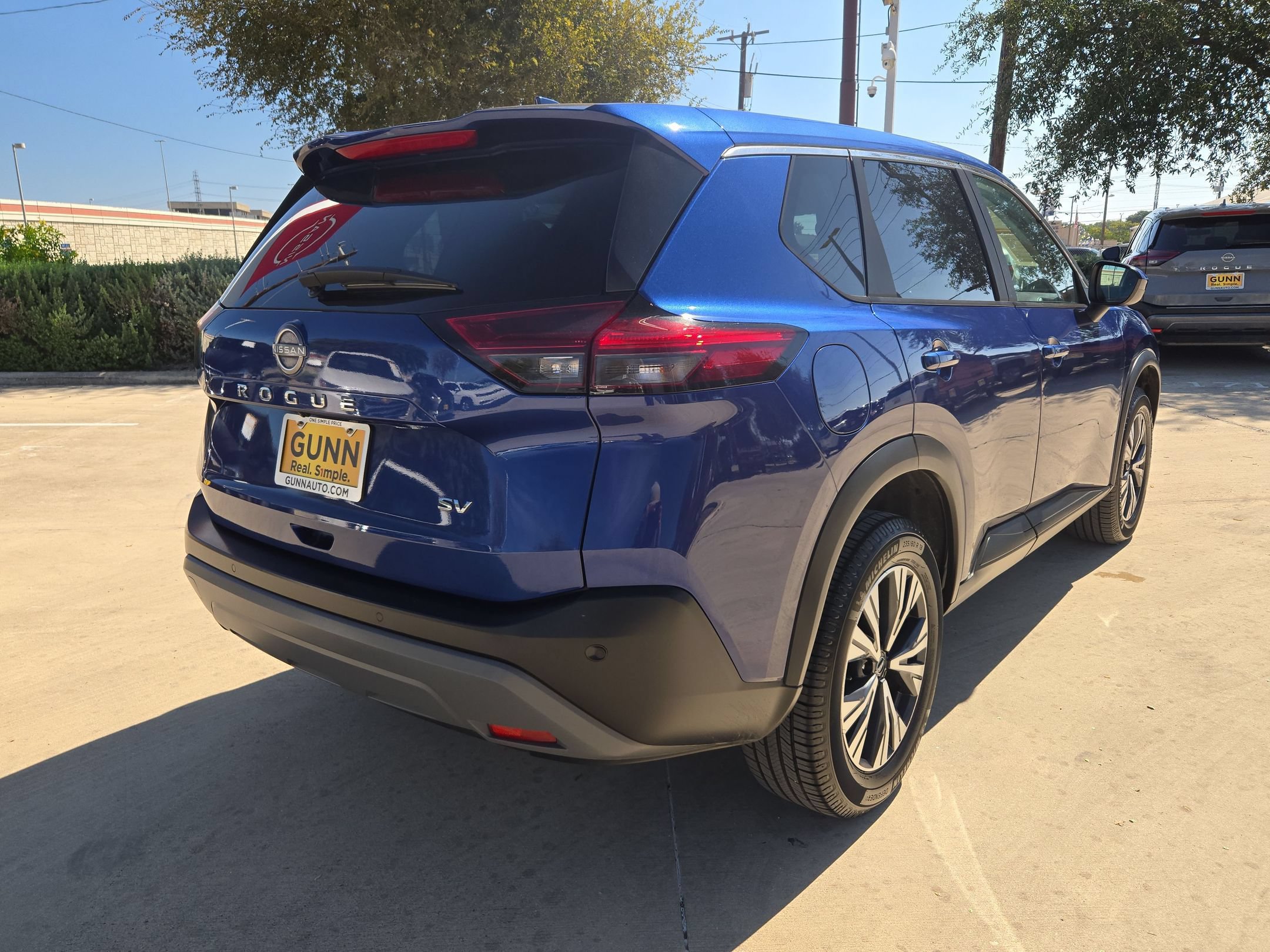 Used 2023 Nissan Rogue SV FWD image 3