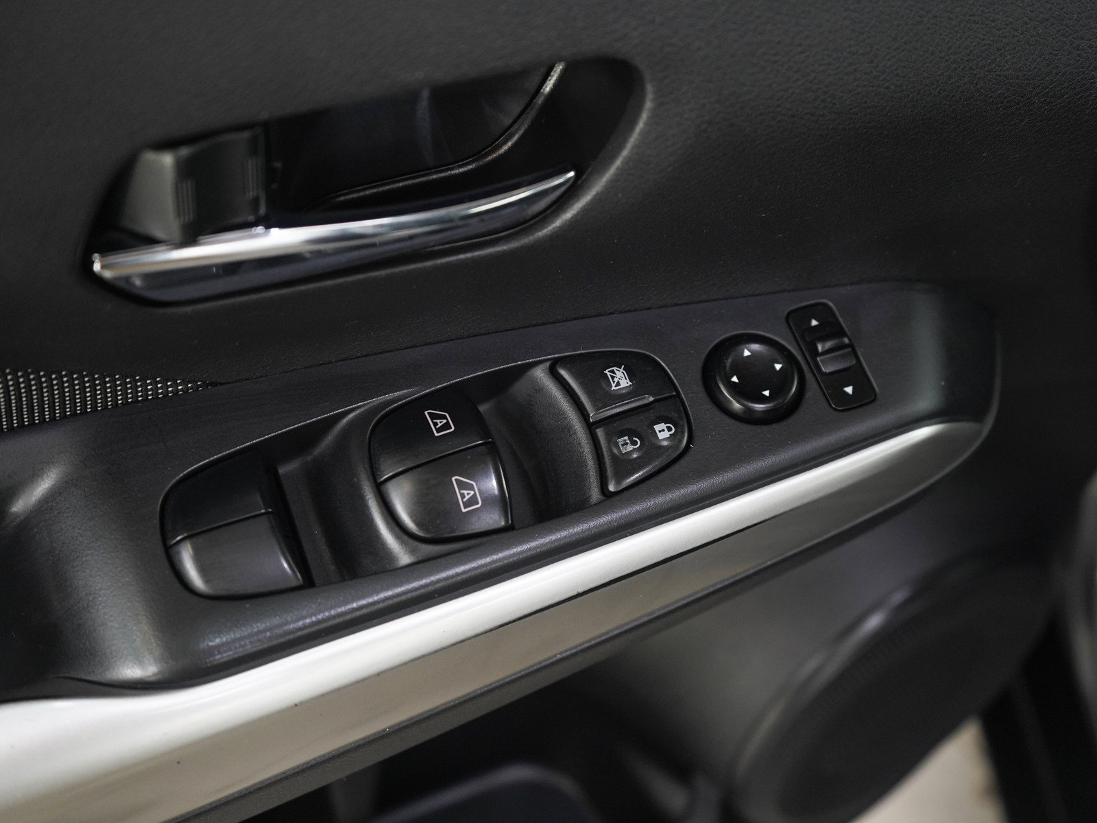 Used 2019 Nissan Kicks SV FWD image 19