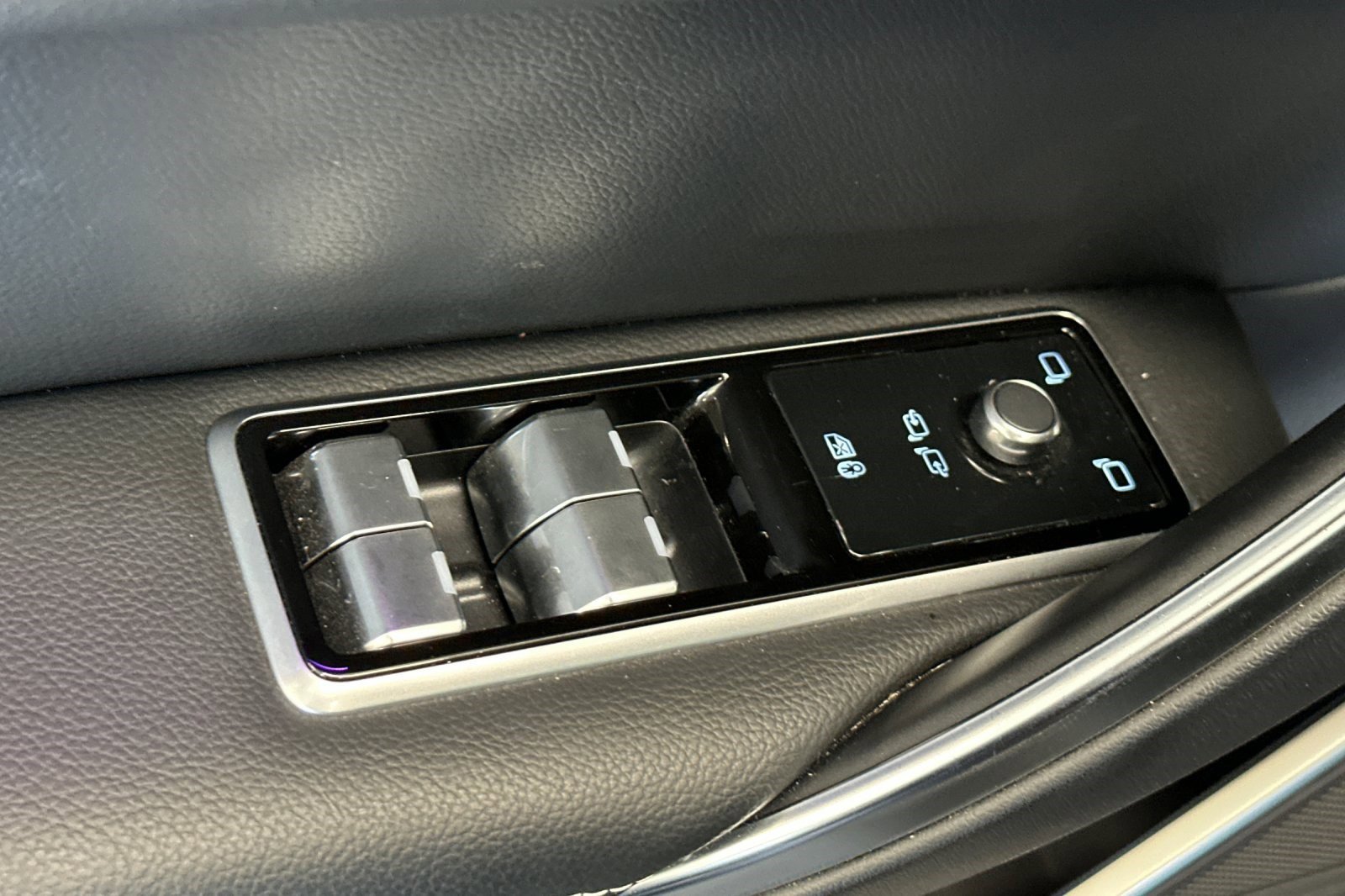 Used 2022 Jaguar XF R-Dynamic SE image 15