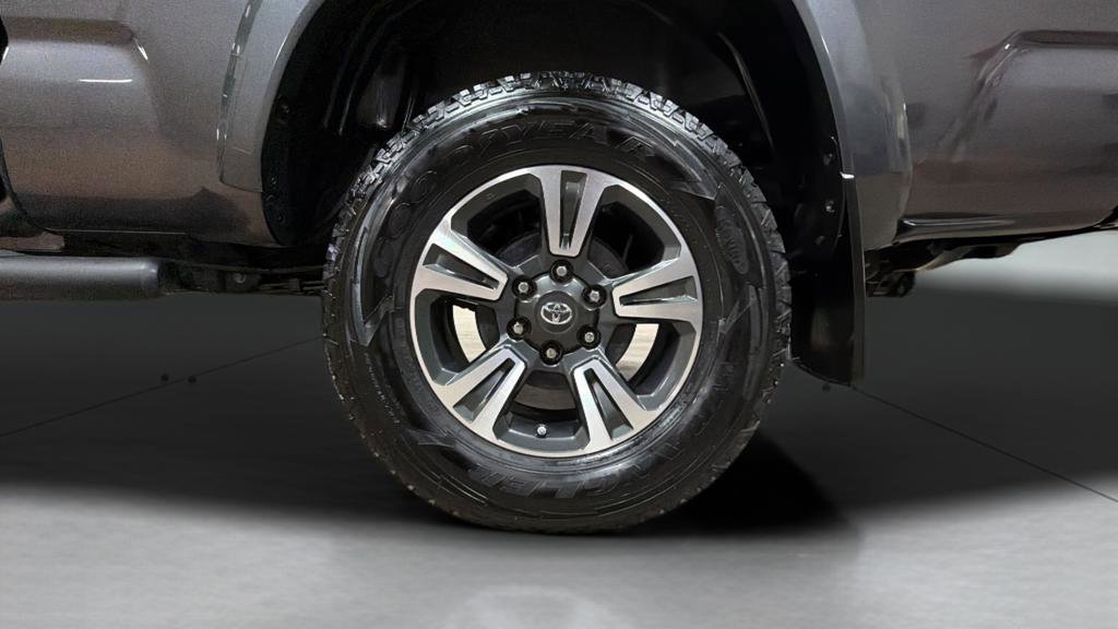 Used 2017 Toyota Tacoma TRD Sport w/ Tow Package (A/T) image 26