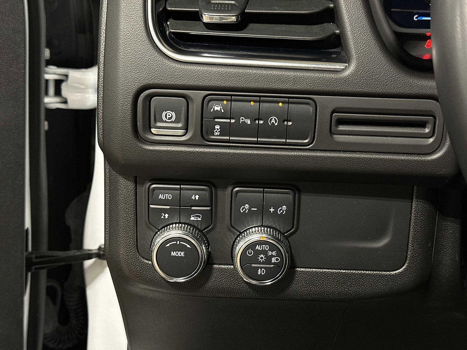 Used 2024 GMC Yukon SLT image 31