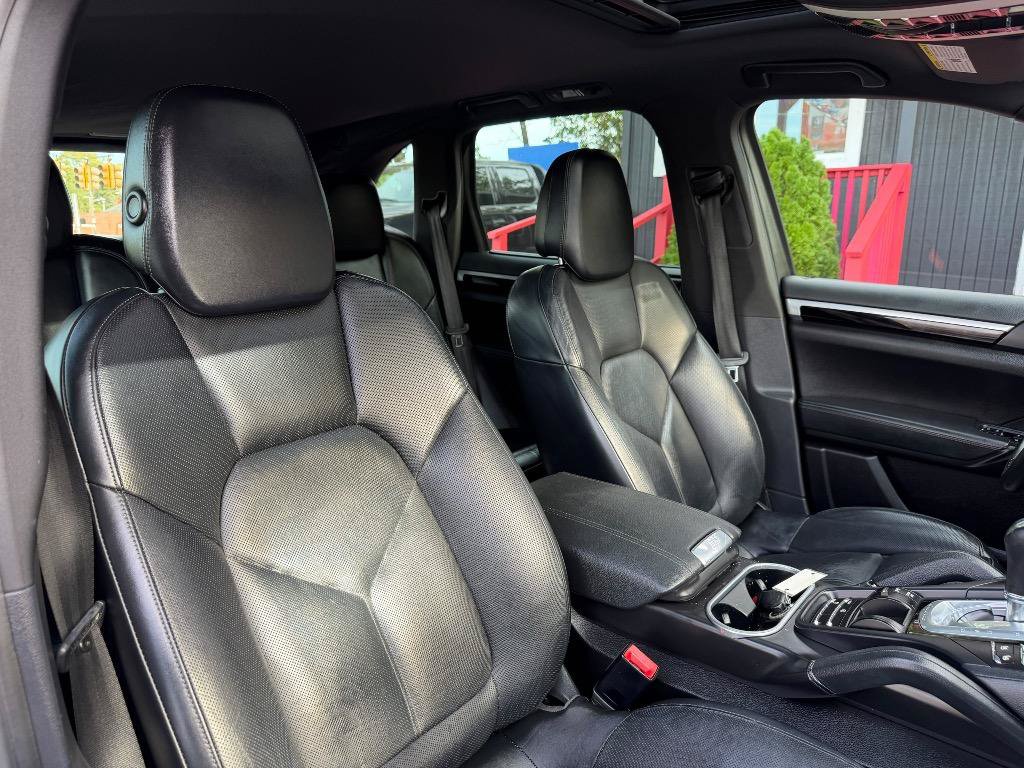 Used 2014 Porsche Cayenne Platinum Edition AWD/4WD image 26