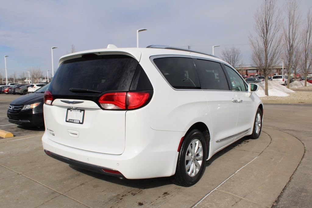 Used 2019 Chrysler Pacifica Touring-L image 7
