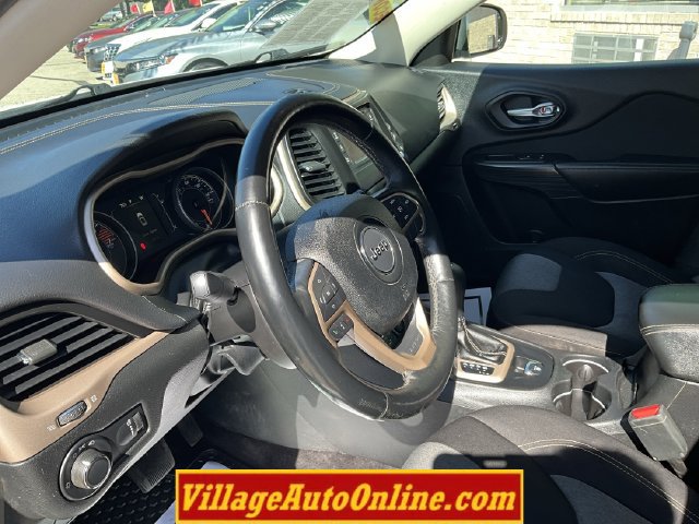 Used 2017 Jeep Cherokee Sport w/ Cold Weather Group FWD image 22