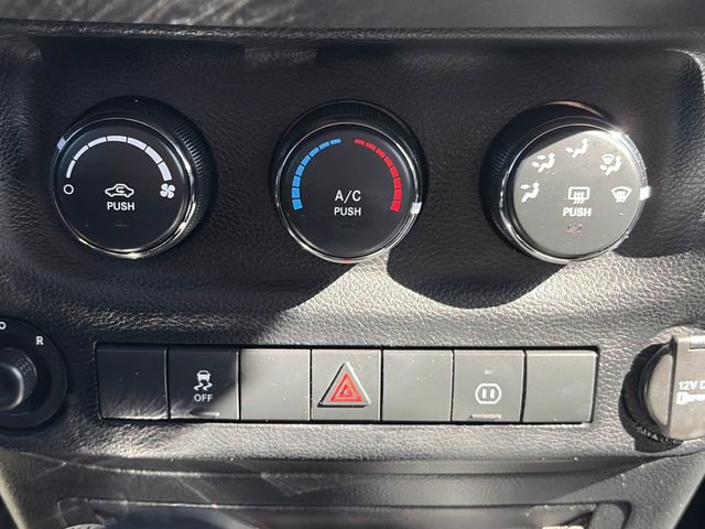 Used 2012 Jeep Wrangler Unlimited Rubicon w/ Connectivity Group image 46