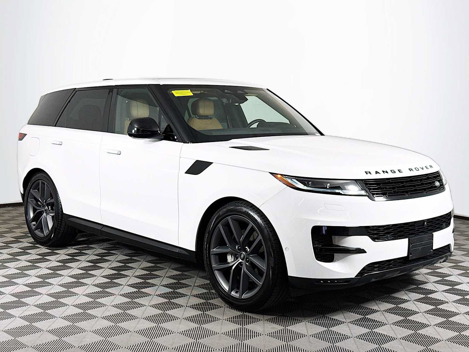 Used 2024 Land Rover Range Rover Sport SE AWD/4WD image 3