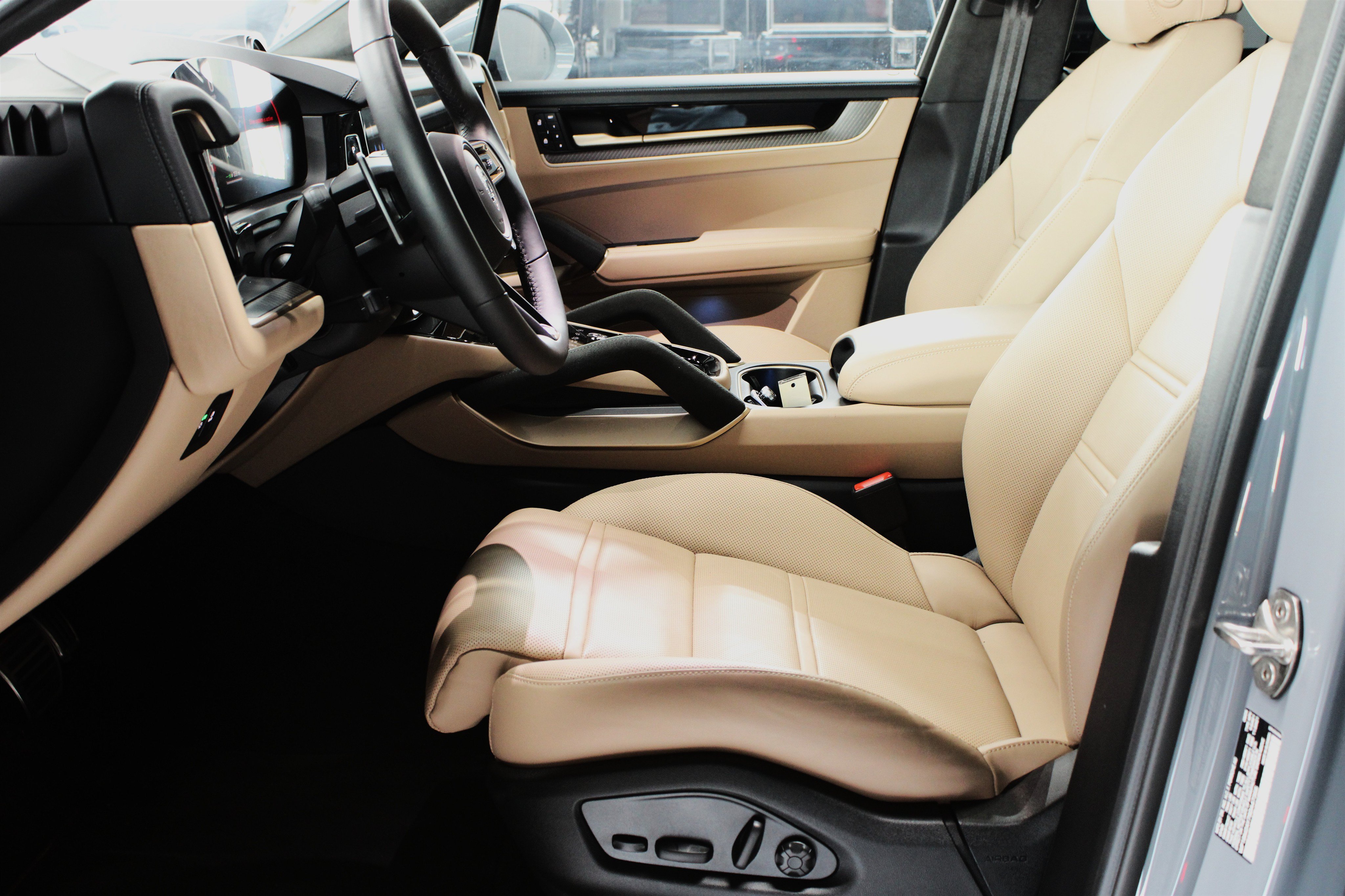 Used 2025 Porsche Cayenne Turbo AWD/4WD image 3