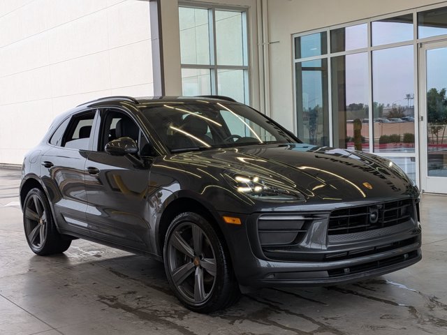 Used 2025 Porsche Macan AWD/4WD video 3