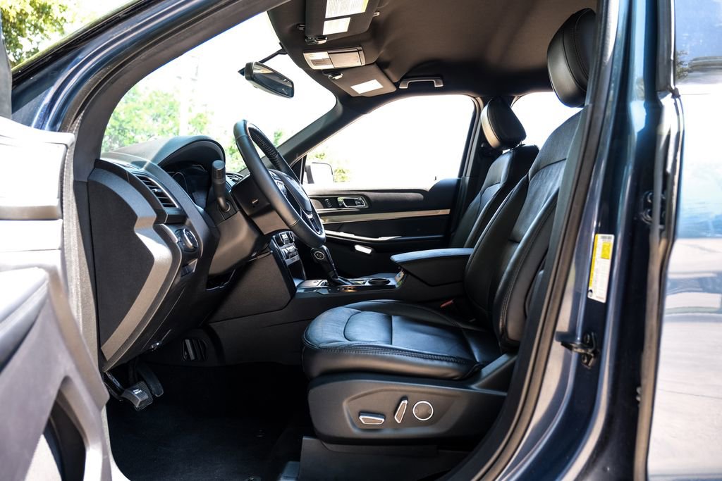 Used 2018 Ford Explorer XLT w/ Equipment Group 202A FWD image 40
