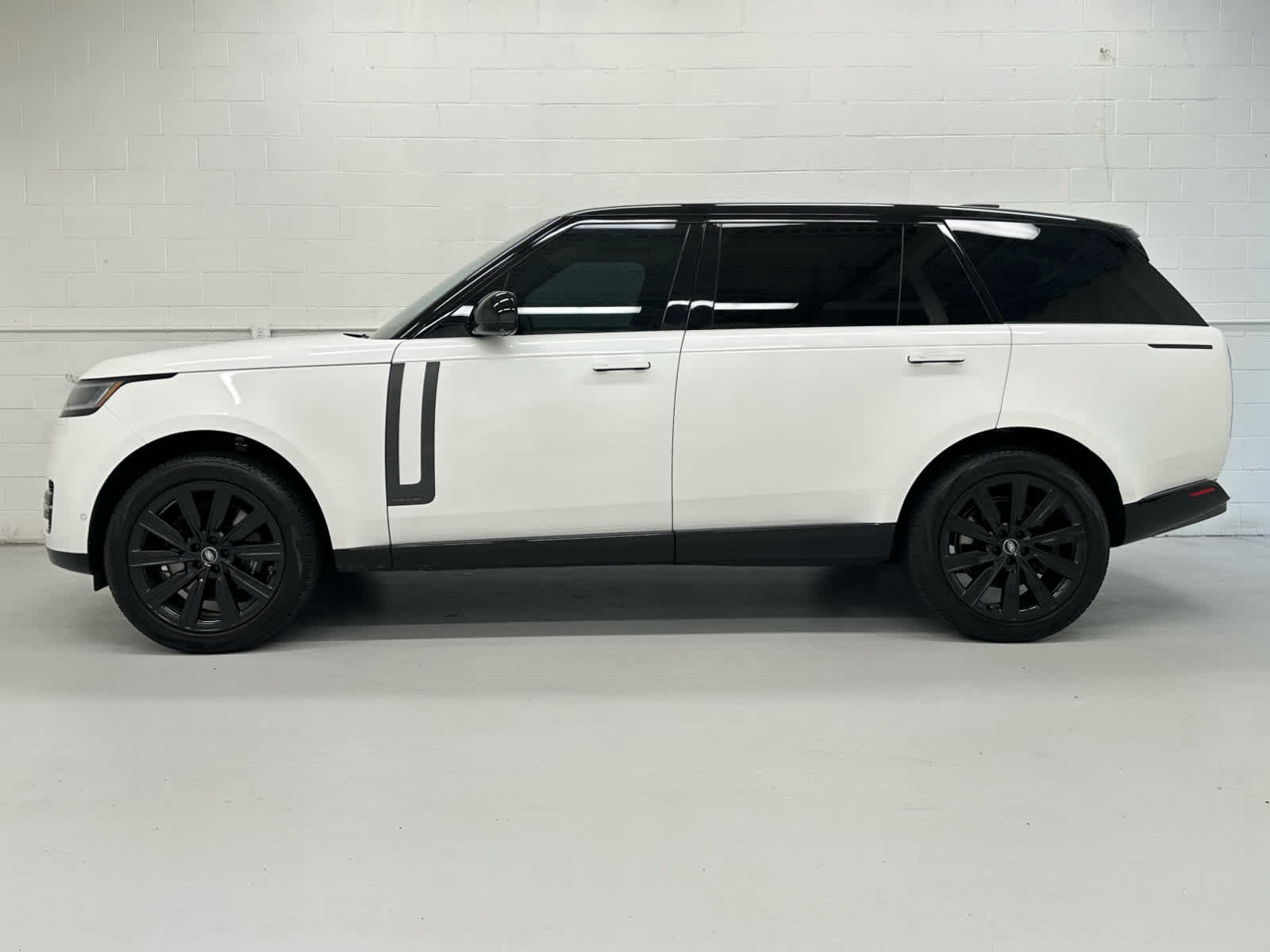 Used 2024 Land Rover Range Rover Long Wheelbase Autobiography AWD/4WD image 3