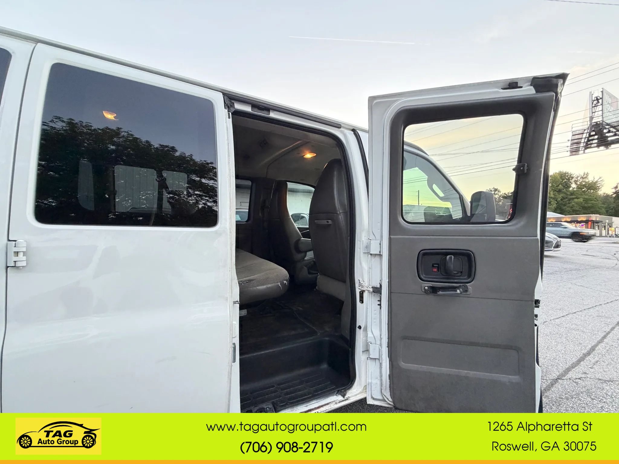 Used 2017 Chevrolet Express 3500 LT w/ LT Preferred Equipment Group RWD image 10