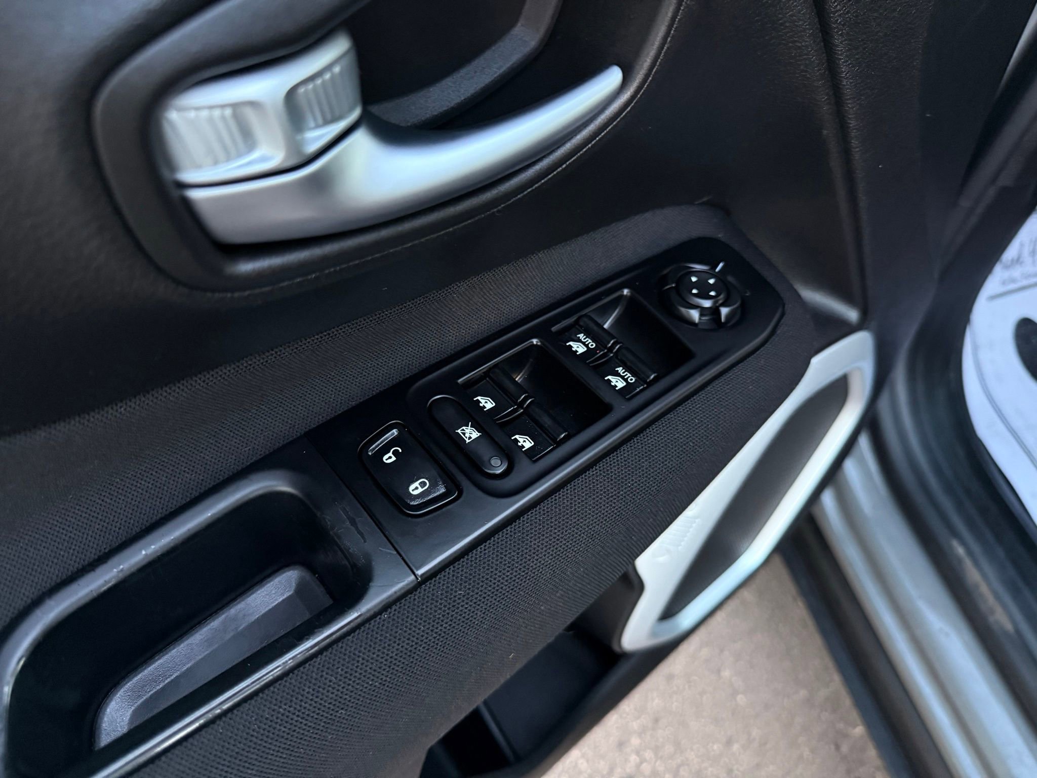 Used 2019 Jeep Renegade Latitude w/ Cold Weather Group image 40