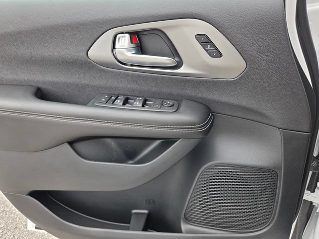 New 2027 Chrysler Pacifica Select w/ Family Tech Group FWD image 20