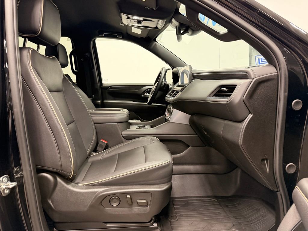 Used 2023 GMC Yukon SLT w/ SLT Luxury Package image 16