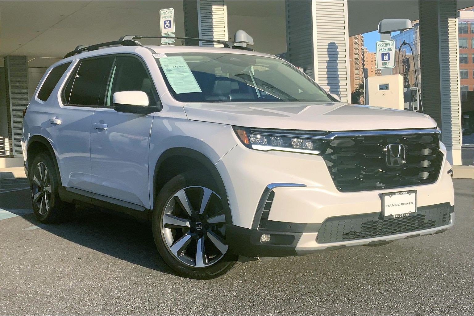 Used 2025 Honda Pilot Touring image 2
