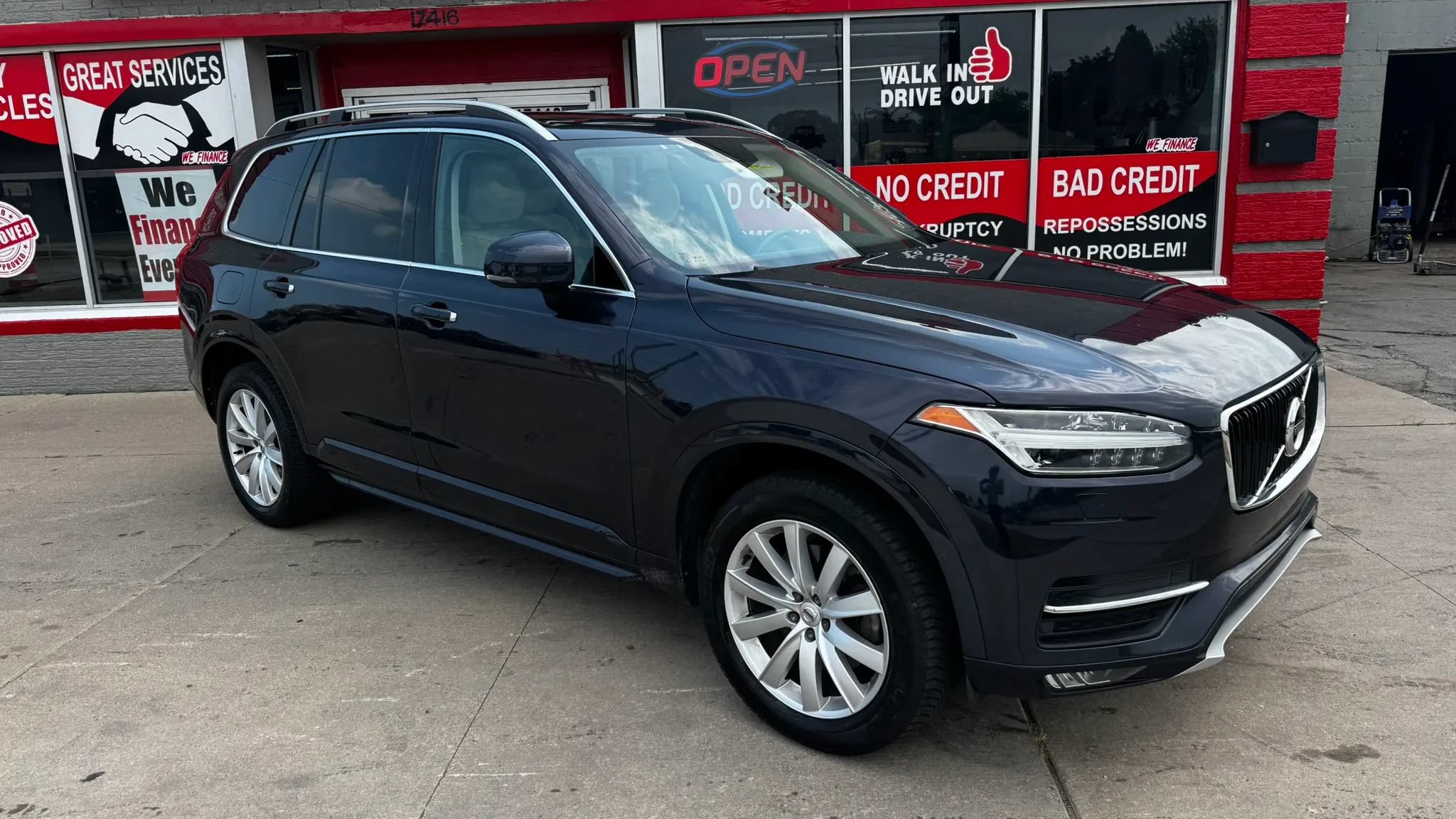 Used 2016 Volvo XC90 T6 Momentum w/ Momentum Plus Package AWD/4WD image 2