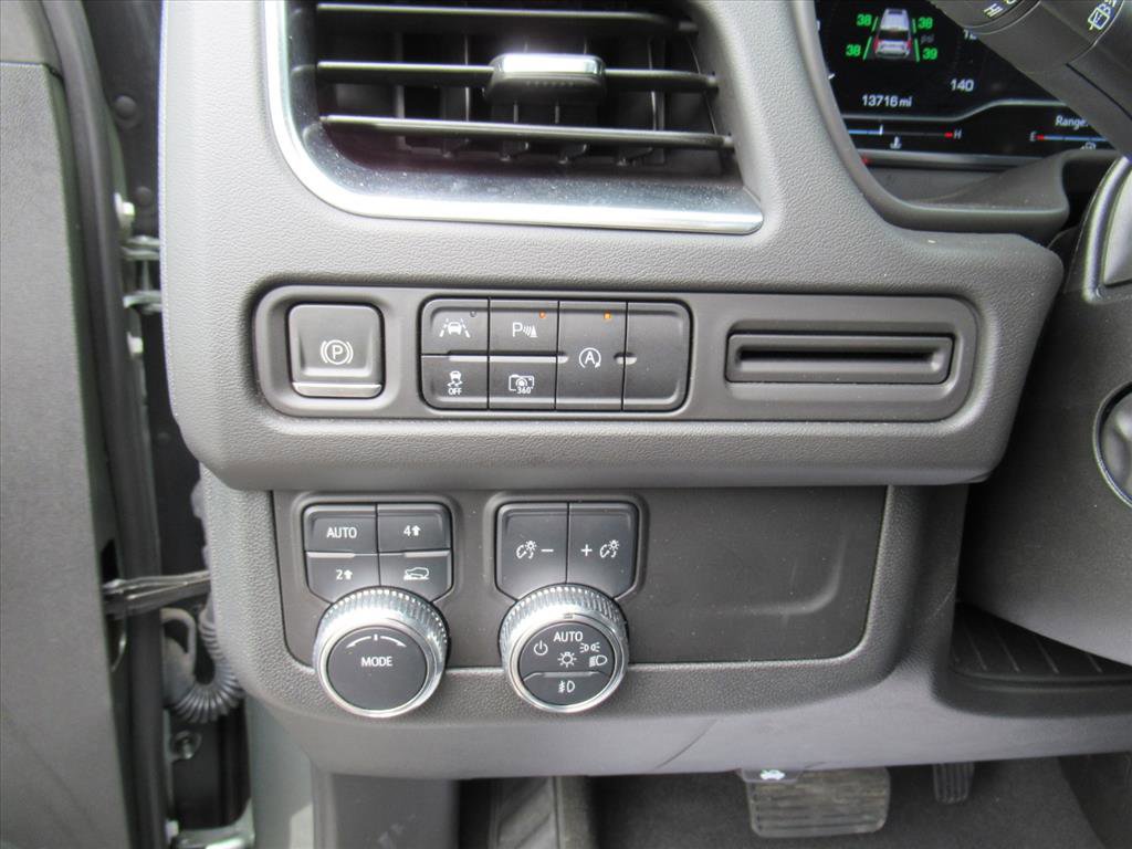 Used 2024 GMC Yukon XL SLT w/ SLT Premium Package image 18