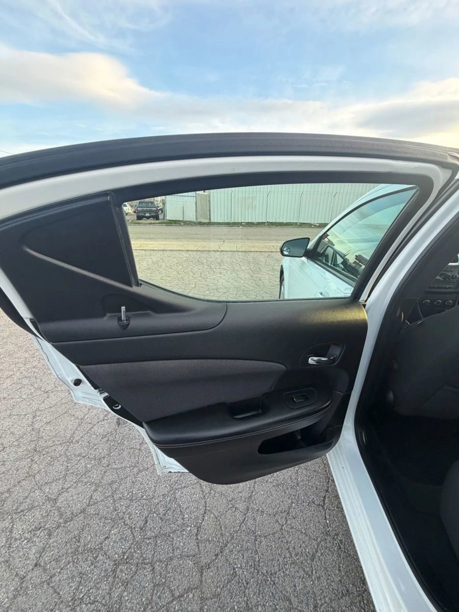 Used 2012 Dodge Avenger SE image 22