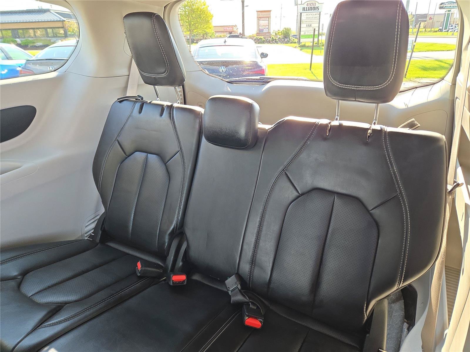 Used 2023 Chrysler Pacifica Touring-L FWD image 22