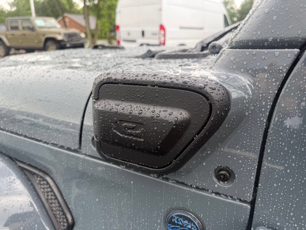 Used 2025 Jeep Wrangler Unlimited Sahara w/ Safety Group AWD/4WD image 11